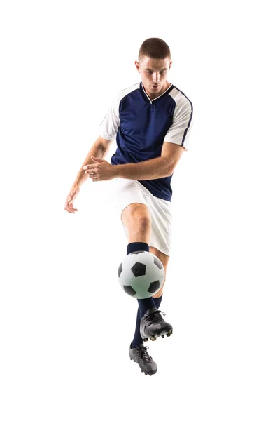 Comprimento Total Jovem Atleta Caucasiano Masculino Chutando Bola Futebol Sobre — Fotografia de Stock