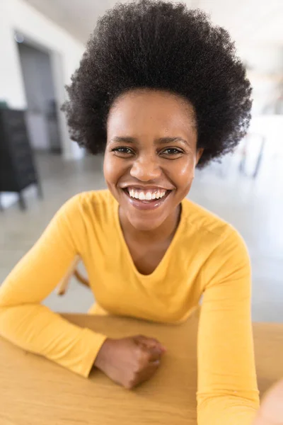Portret Van Een Vrolijke Afro Amerikaanse Mid Adult Vrouwelijke Freelancer — Stockfoto
