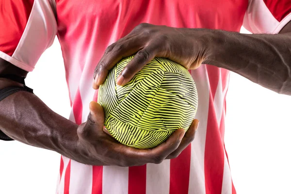 Μεσοτομή Αφροαμερικανού Παίκτη Χειροσφαίρισης Φορώντας Κόκκινη Στολή Κρατώντας Πράσινη Μπάλα — Φωτογραφία Αρχείου
