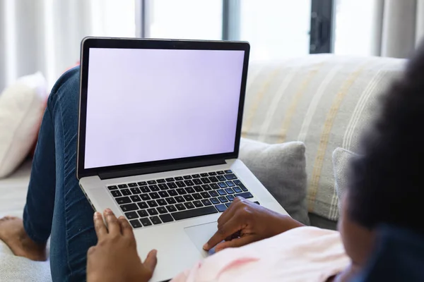 非洲裔美国女孩在家里客厅的沙发上躺着用笔记本电脑 抄袭空间 家庭生活 无线技术 数码本土和童年的概念 — 图库照片