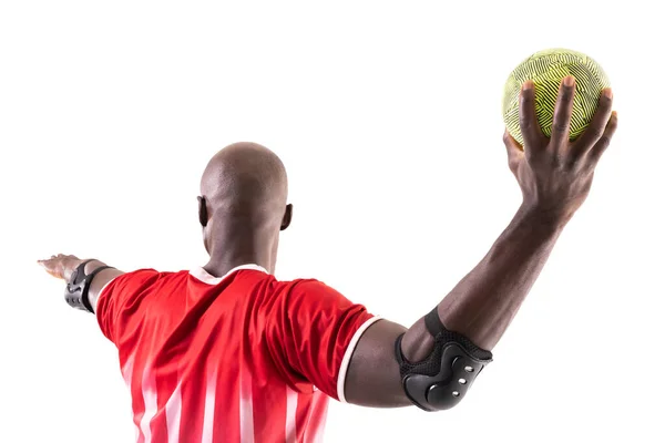 白い背景を背景にハンドボールをしながら アフリカ系アメリカ人の若い男性選手がボールを投げる 変更されていない スポーツ 試合のコンセプト — ストック写真