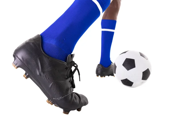 Baixa Seção Afro Americano Jogador Masculino Chutando Bola Futebol Fundo — Fotografia de Stock