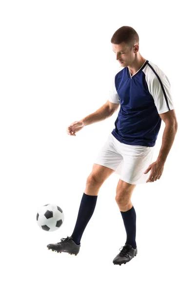 全长的熟练的高加索男子足球运动员腿上跳着球与白色背景 竞争和游戏概念 — 图库照片