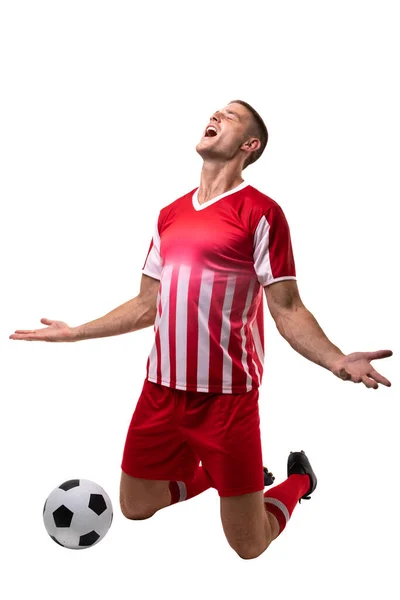 白い背景を背景にボールでゴールを祝う若い男性の白人サッカー選手 変更されていない スポーツ 試合のコンセプト — ストック写真