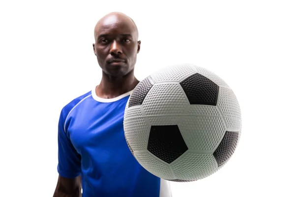 Retrato Jovem Jogador Afro Americano Confiante Segurando Bola Futebol Contra — Fotografia de Stock