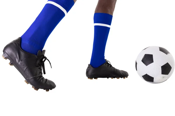 Låg Del Afrikansk Amerikansk Ung Spelare Sparkar Fotboll Över Vit — Stockfoto