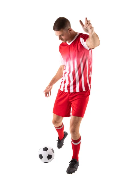 Comprimento Total Jovem Atleta Caucasiano Masculino Chutando Bola Futebol Contra — Fotografia de Stock