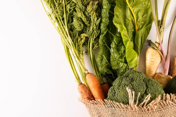 Overhead View Fresh Organic Vegetables Burlap White Background Kopiera Utrymme — Stockfoto