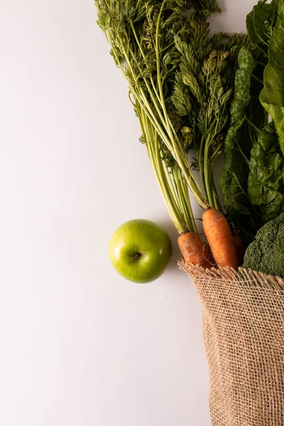 新鮮な野菜や果物の全体像白を背景に スペースをコピーします 変化のない食べ物健康的な食事有機物 — ストック写真