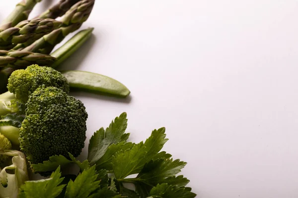 Närbild Olika Gröna Grönsaker Vit Bakgrund Kopiera Utrymme Oförändrad Hälsosam — Stockfoto