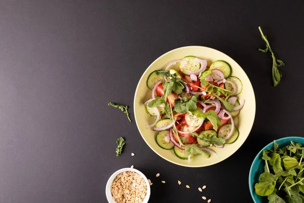Siyah Arka Planda Kasedeki Sağlıklı Salatanın Genel Görünümü Kopyalama Alanı — Stok fotoğraf