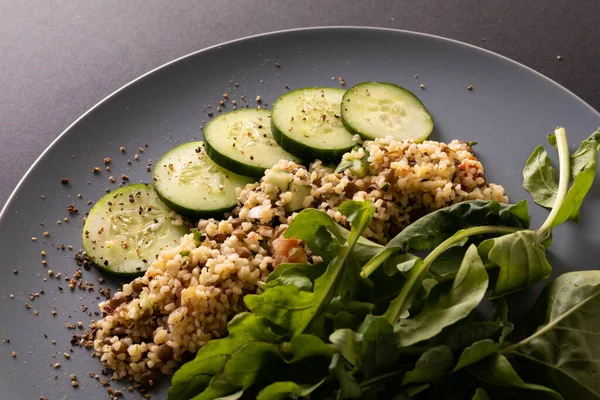 テーブルの上のプレートで健康的な食べ物のクローズアップ スペースをコピーします 変化のない食べ物健康的な食事有機物 — ストック写真