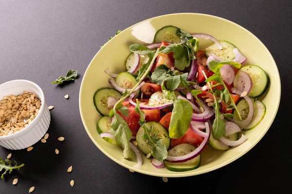 Siyah Arka Planda Kasede Sağlıklı Salatanın Yüksek Açılı Görüntüsü Kopyalama — Stok fotoğraf