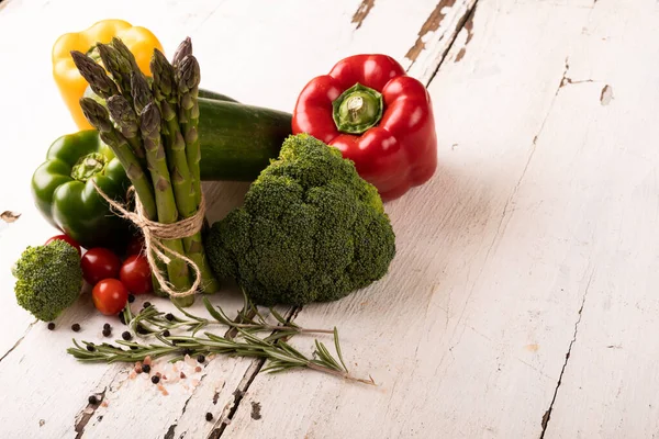 Beyaz Ahşap Masada Taze Organik Sebzelerin Yüksek Açılı Görüntüsü Değişiklik — Stok fotoğraf