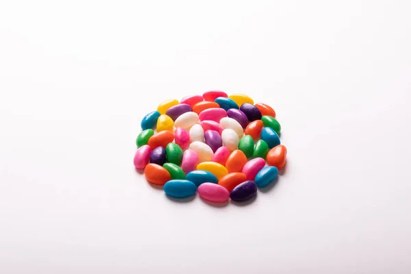 多色糖果的高角度视图 在白底背景下通过复制空间排列成圆形 未经更改的甜食及不健康饮食概念 — 图库照片
