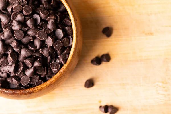 Bovenaanzicht Van Chocolade Chips Schaal Houten Snijplank Ongewijzigd Zoet Ongezond — Stockfoto