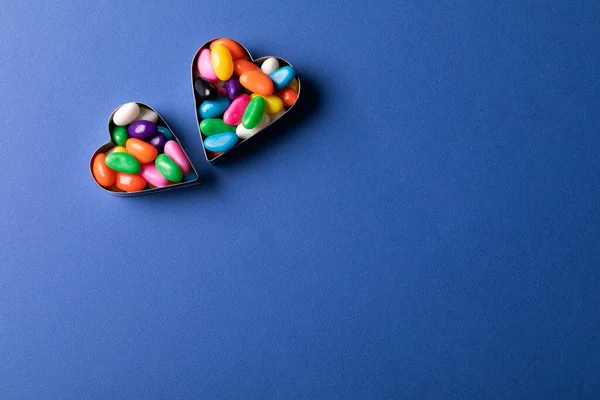 Directamente Encima Vista Contenedores Forma Corazón Con Caramelos Colores Por —  Fotos de Stock