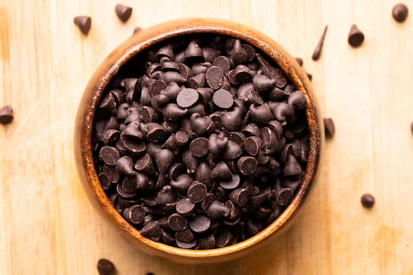 Direct Boven Het Zicht Van Chocolade Chips Kom Houten Snijplank — Stockfoto