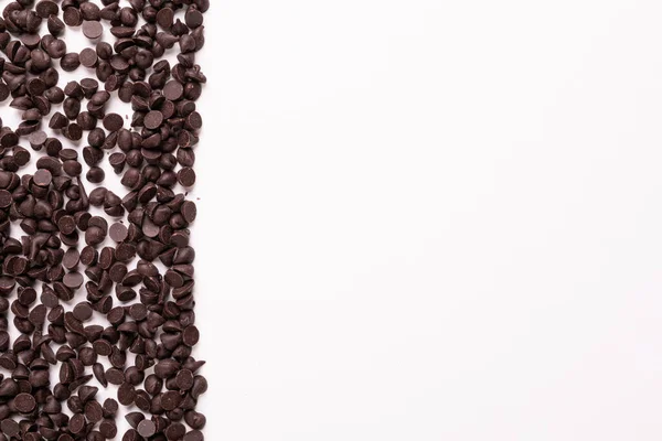 Diretamente Acima Vista Chips Chocolate Fresco Fundo Branco Com Espaço — Fotografia de Stock