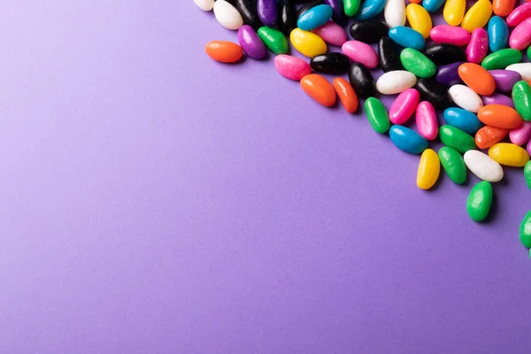 Безпосередньо Над Видом Багатокольорові Цукерки Фіолетовому Фоні Пробілом Копіювання Незмінна — стокове фото