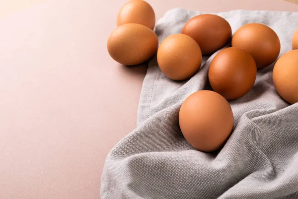 Vista Ángulo Alto Huevos Marrones Frescos Servilleta Por Espacio Copia —  Fotos de Stock