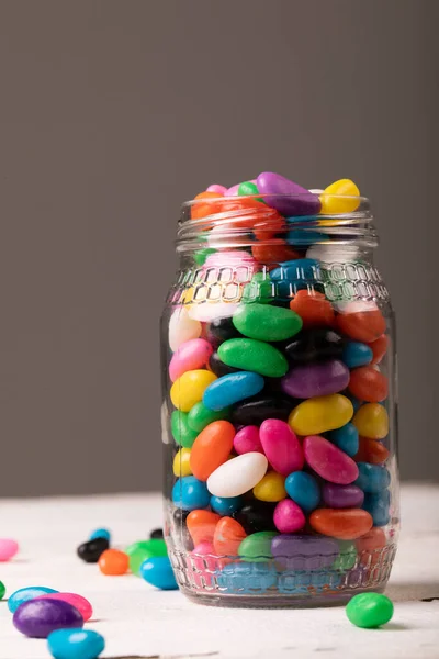 玻璃瓶中的多色糖果在灰色背景下与复制空间的特写 未经更改的甜食及不健康饮食概念 — 图库照片