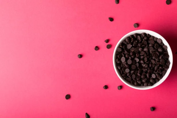 Bovenaanzicht Van Kom Met Verse Chocolade Chips Door Kopieerruimte Roze — Stockfoto