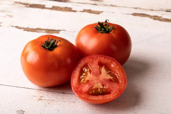 Close Tomates Vermelhos Frescos Pela Metade Mesa Madeira Branca Inalterado — Fotografia de Stock