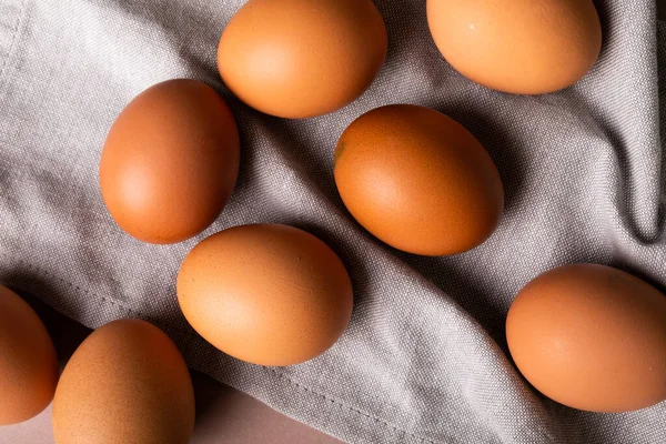灰色のナプキンに新鮮な茶色の卵の直接上記のビュー 変化のない 食べ物 健康的な食事のコンセプト — ストック写真