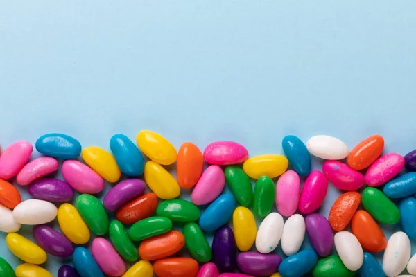 Fotokopi Alanının Genel Görünümü Mavi Arkaplanda Çok Renkli Şekerler Değiştirilmemiş — Stok fotoğraf
