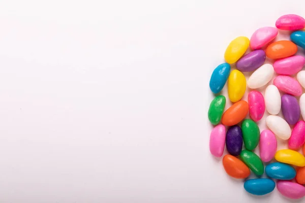 Direkt Über Der Ansicht Der Bunten Bonbons Die Halbkreis Durch — Stockfoto