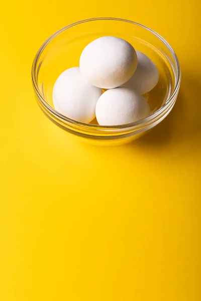 Vista Ángulo Alto Huevos Blancos Frescos Recipiente Vidrio Sobre Fondo —  Fotos de Stock