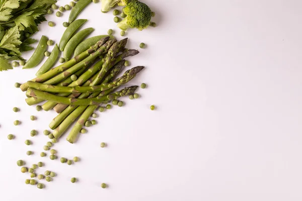 Overhead View Fresh Asparagus Broccoli Copy Space White Background Unaltered — Stock Photo, Image