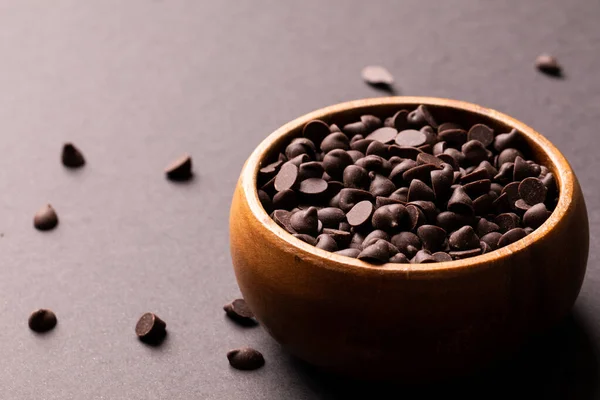 Hög Vinkel Närbild Färsk Choklad Chips Träskål Mot Färgad Bakgrund — Stockfoto