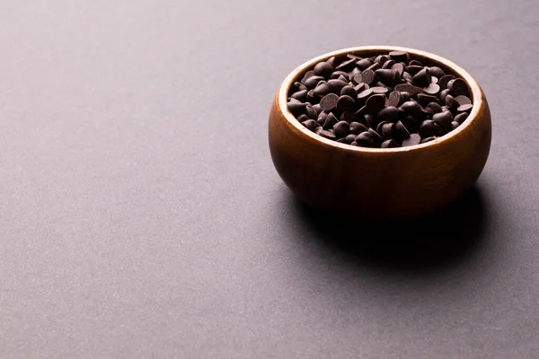 Hoge Hoek Uitzicht Van Verse Chocolade Chips Houten Kom Tegen — Stockfoto