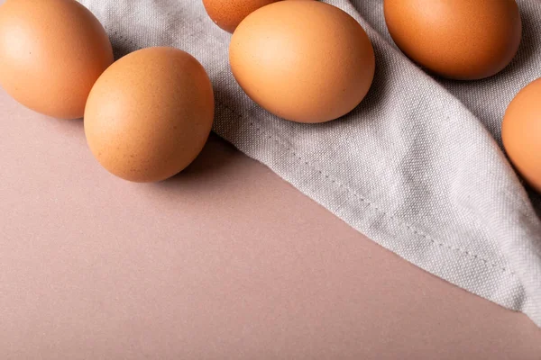 Yakın Çekim Yüksek Açılı Taze Kahverengi Yumurta Gri Peçeteyle Fotokopi — Stok fotoğraf