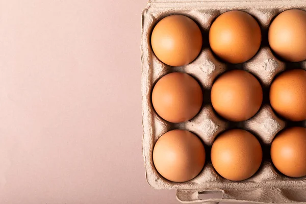 通过彩色背景上的复制空间 可以直接看到纸盒中新鲜的褐色鸡蛋 健康饮食概念 — 图库照片
