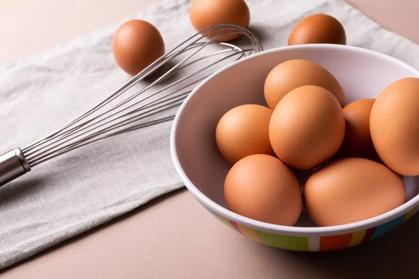 Hög Vinkel Syn Färska Bruna Ägg Skål Med Tråd Vispa — Stockfoto