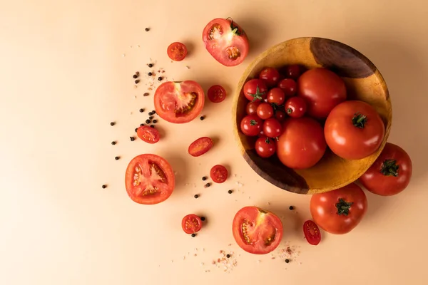 Diretamente Acima Vista Variações Tomate Fresco Tigela Por Pimenta Metades — Fotografia de Stock