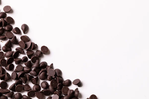 Bovenaanzicht Van Verse Chocolade Chips Verspreid Door Kopieerruimte Witte Achtergrond — Stockfoto