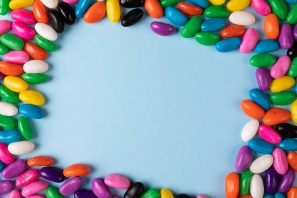 Mavi Arkaplandaki Çok Renkli Şekerler Arasında Fotokopi Alanının Tam Üstünde — Stok fotoğraf