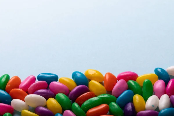 コピースペースと青の背景に複数の色のキャンディーの直接上のビュー 変化のない甘い食べ物や不健康な食事の概念 — ストック写真