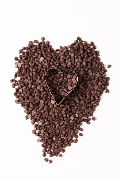 Ansicht Des Herzförmigen Teigschneiders Über Schokoladenstücken Auf Weißem Hintergrund Unverändertes — Stockfoto