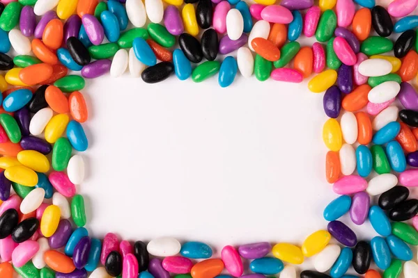 Beyaz Zemin Üzerinde Çok Renkli Şekerler Arasında Fotokopi Alanının Genel — Stok fotoğraf