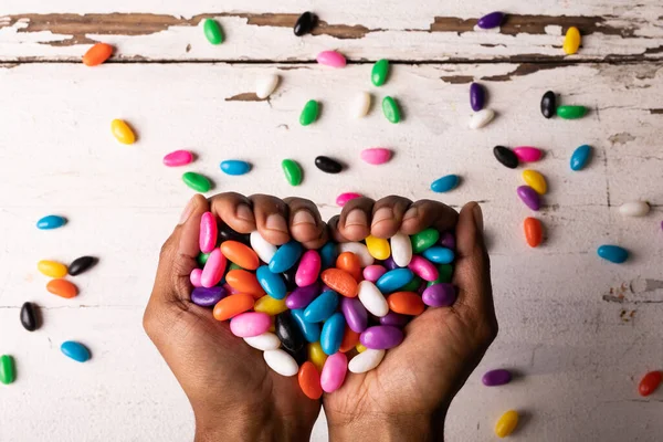 Bezpośrednio Nad Widokiem Przyciętych Rąk Trzymając Wiele Kolorowych Cukierków Kształcie — Zdjęcie stockowe