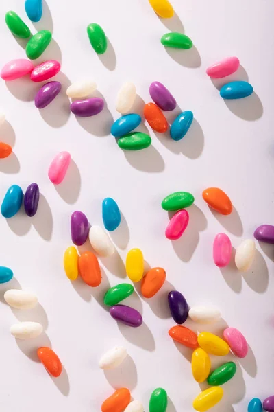 Beyaz Arka Plana Saçılmış Çok Renkli Şekerlerin Tam Üstünde Değiştirilmemiş — Stok fotoğraf