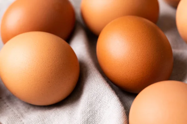 Alto Ângulo Close Ovos Castanhos Frescos Guardanapo Cinza Inalterado Alimento — Fotografia de Stock