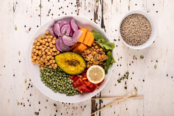 Directamente Encima Vista Comida Cruda Tazón Rodeado Pimienta Sobre Fondo — Foto de Stock