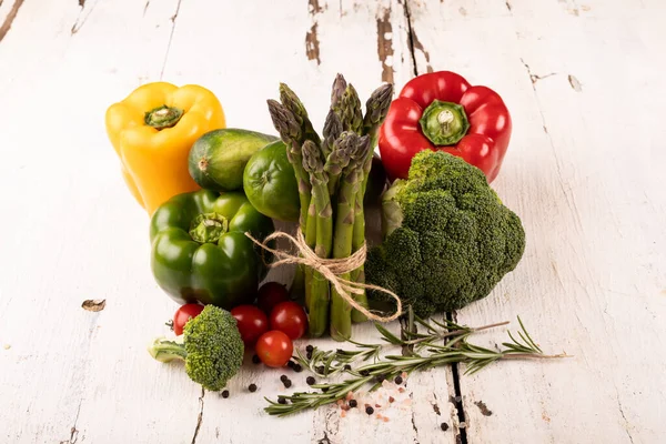 Vue Angle Élevé Des Légumes Biologiques Frais Sur Table Bois — Photo