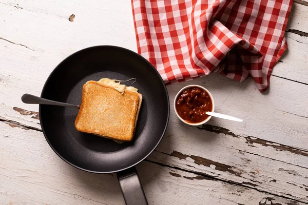 白い木製のテーブルの上にディップで調理パンで新鮮なチーズサンドイッチの直接上記のビュー 変化のない食べ物不健康な食事や軽食の概念 — ストック写真